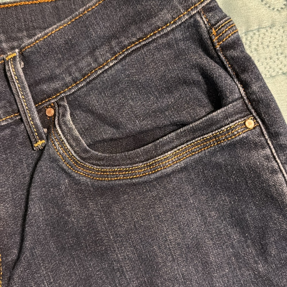 ❤️(127) ladies Levi’s capris in excellent condition! Size 8 - Waist 29. Stretchy - Picture 5 of 8